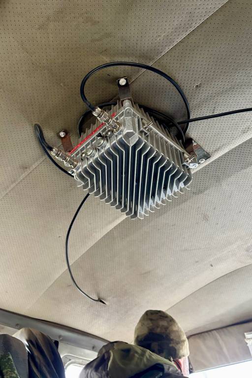 Bloqueador de sinal de drone instalado no teto de uma van militar russa