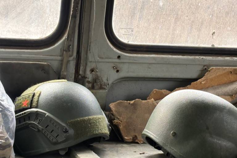 Capacetes na traseira de van militar na frente de Donetsk