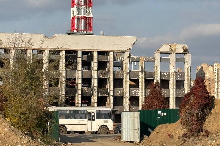 Carcaça de edifício destruído na usina de Azovstal, em Mariupol