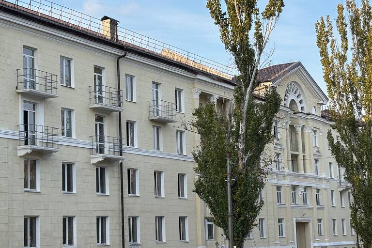 Prédio novo na região central de Mariupol, cidade que foi 80% destruída ou danificada