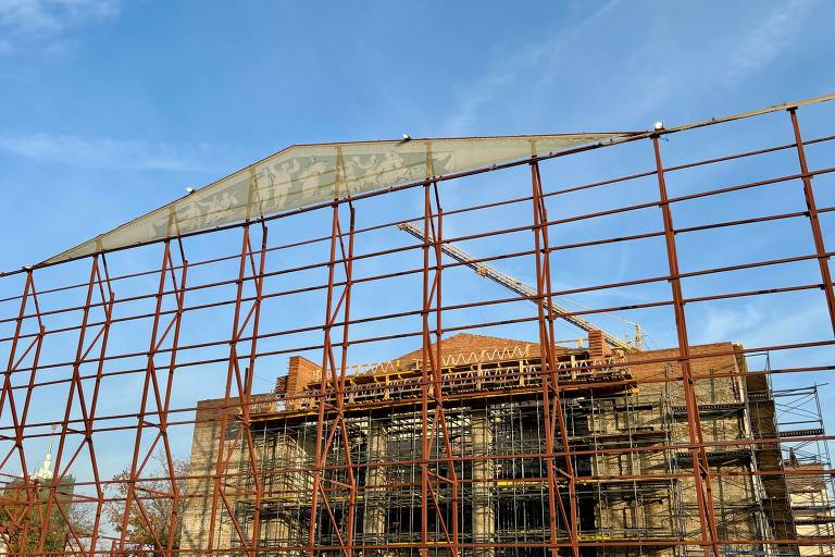 Reconstrução do Teatro Regional de Drama de Donetsk, destruído em 2022 em Mariupol