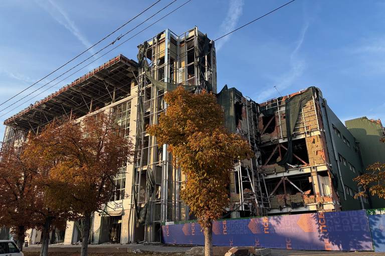 Prédios em renovação no centro de Mariupol, símbolo da guerra