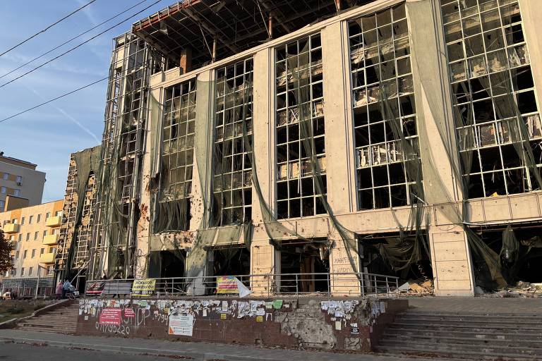 Prédio em renovação após ser danificado no centro de Mariupol