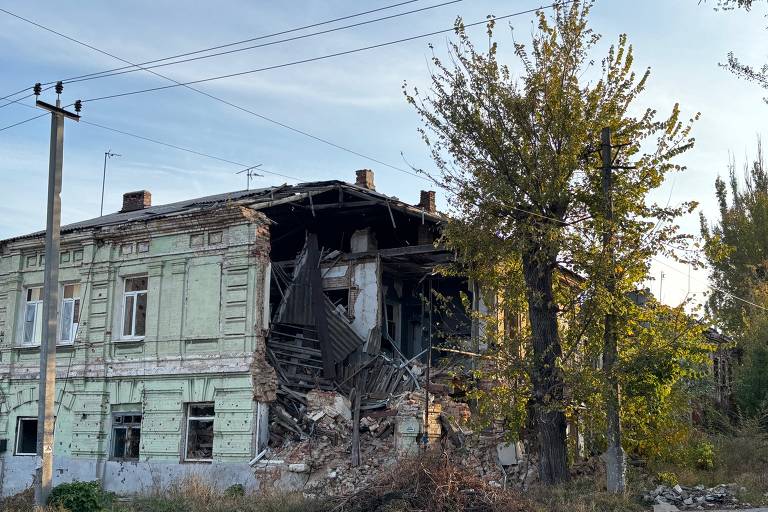 Prédio arruinado na região central de Mariupol