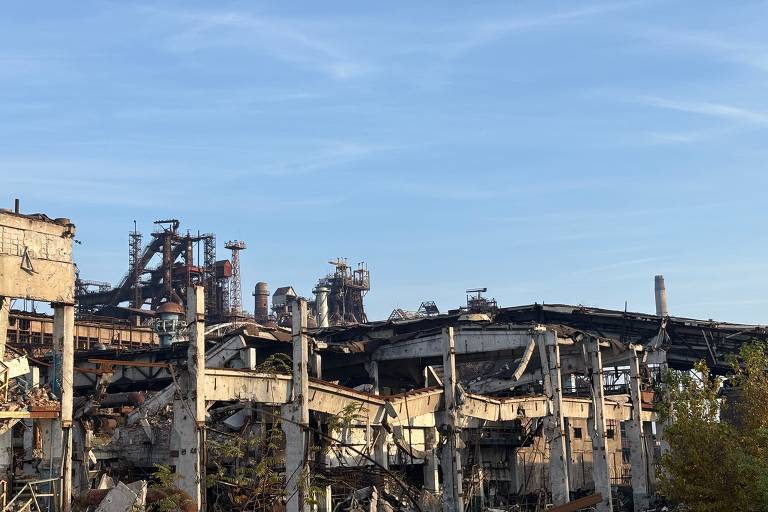 Ruínas da fábrica de aço Azovstal, a maior de Mariupol e palco de cerco