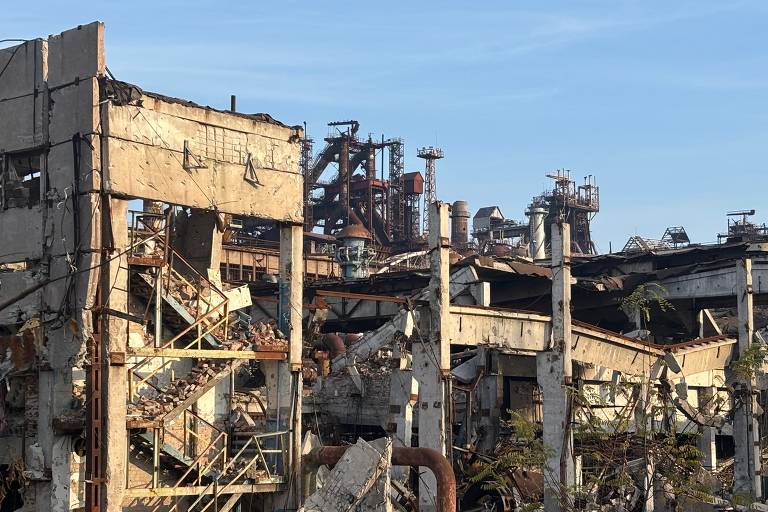 Ruínas da fábrica de aço Azovstal, a maior de Mariupol e palco de cerco