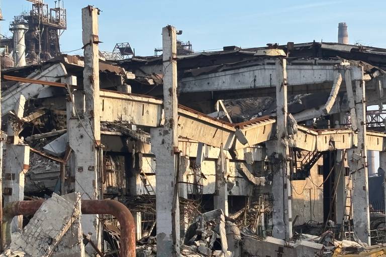 Ruínas da fábrica de aço Azovstal, a maior de Mariupol e palco de cerco