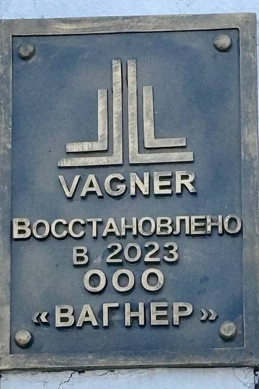 Placa diz que o Grupo Wagner restaurou o monumento aos trabalhadores da Azovstal, em 2023