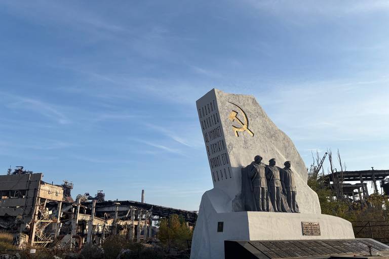 Monumento aos trabalhadores da Azovstal que lutaram na Segunda Guerra Mundial, renovado em frente às ruínas da fábrica de aço