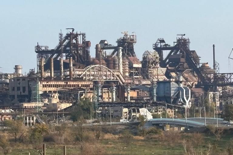 Ruínas da fábrica de aço Azovstal, a maior de Mariupol e palco de cerco