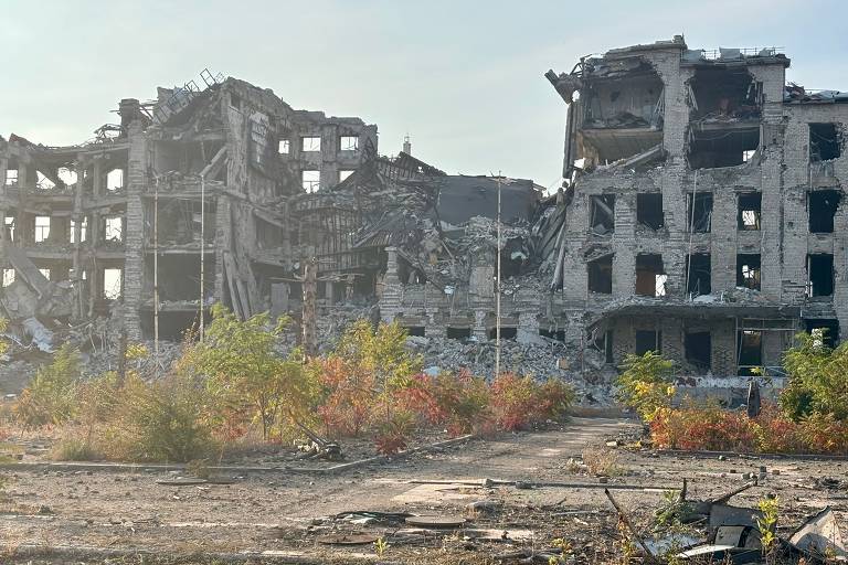 Ruínas no bairro de funcionários da usina Azovstal, em Mariupol