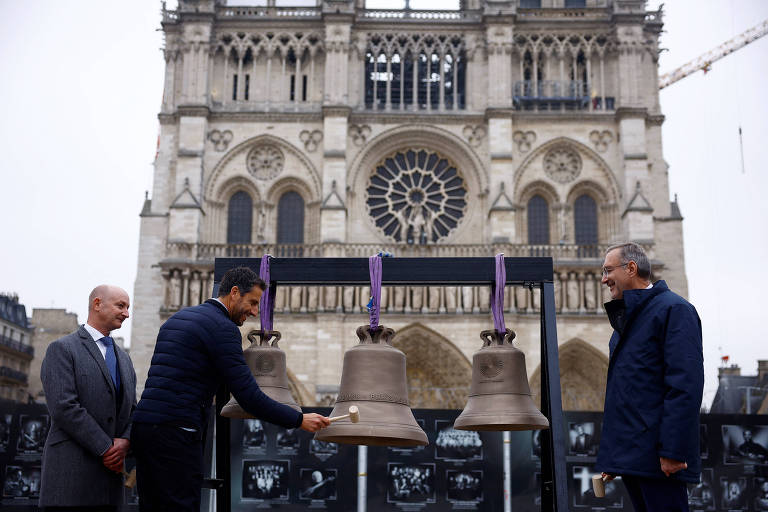 Sinos de Notre Dame tocam pela primeira vez desde incêndio há cinco anos