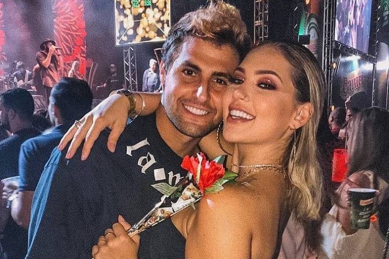 Em foto colorida, casal aparece juntos em uma foto