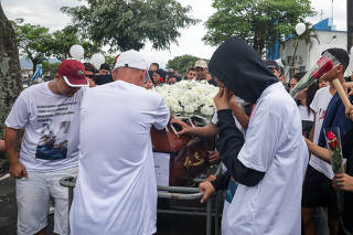 Enterro polícia violência