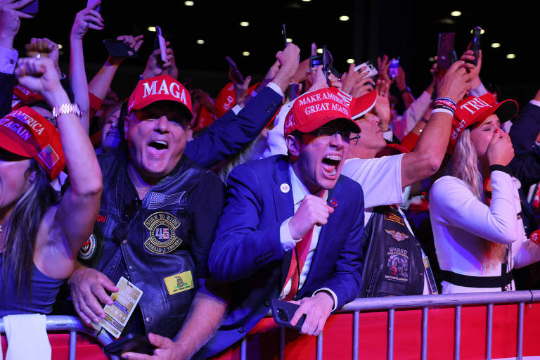 Apoiadores de Donald Trump festejam a vitória do republicano num centro de convenções em West Palm Beach, Florida