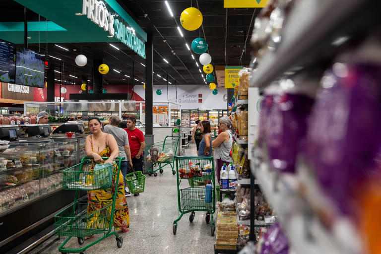 Economistas aumentam previsão do PIB e reduzem a do dólar pela 4ª semana consecutiva