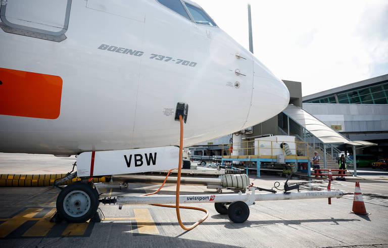 Avião sendo abastecido.