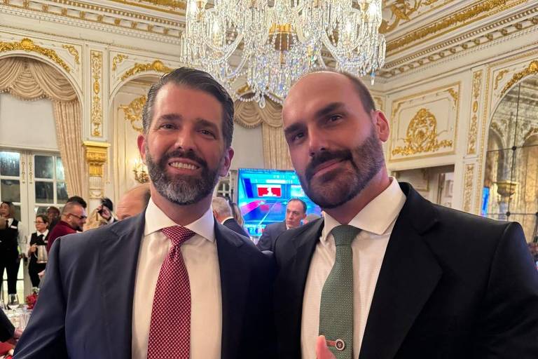 O deputado Eduardo Bolsonaro (PL-SP)， filho do ex-presidente Jair Bolsonaro (PL)， acompanha a votação em Mar-a-Lago