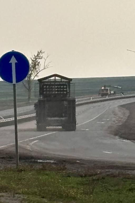 Lançador de foguetes termobáricos russo TOS-1 em rodovia na região de Donetsk