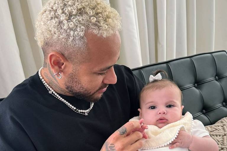 Neymar posa com a filha caçula