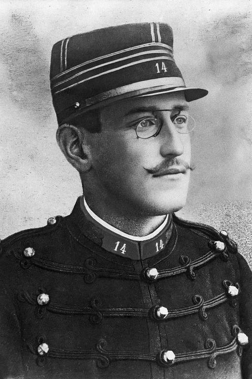 Retrato do capitão Alfred Dreyfus, fotografia de Aron Gerschel de 1894, quando foi condenado injustamente por traição, em um processo corrompido movido por antissemitismo