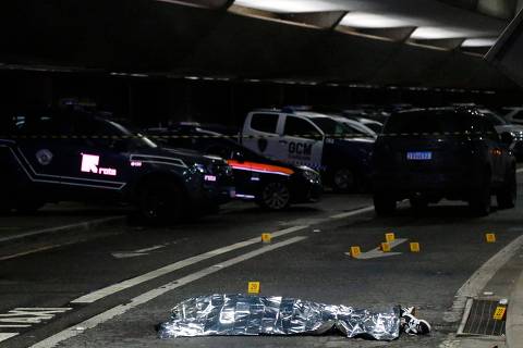 EDITORS NOTE: Graphic content / The body of Antonio Vinicius Lopes Gritzbach is covered by police after a shooting at Guarulhos international airport in Guarulhos, Sao Paulo on November 8, 2024. Brazilian real estate agent Antonio Vinicius Lopes Gritzbach, linked to organized crime, was shot dead Friday afternoon at Guarulhos international airport, which serves the city of Sao Paulo according to the Sao Paulo Public Security Secretariat. (Photo by Miguel SCHINCARIOL / AFP)