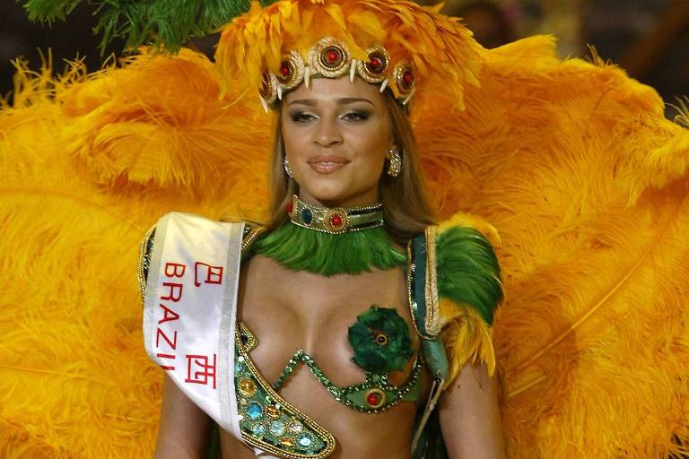 Grazi Massafera no desfile de traje típico do Miss International 2004, em outubro daquele ano, na China