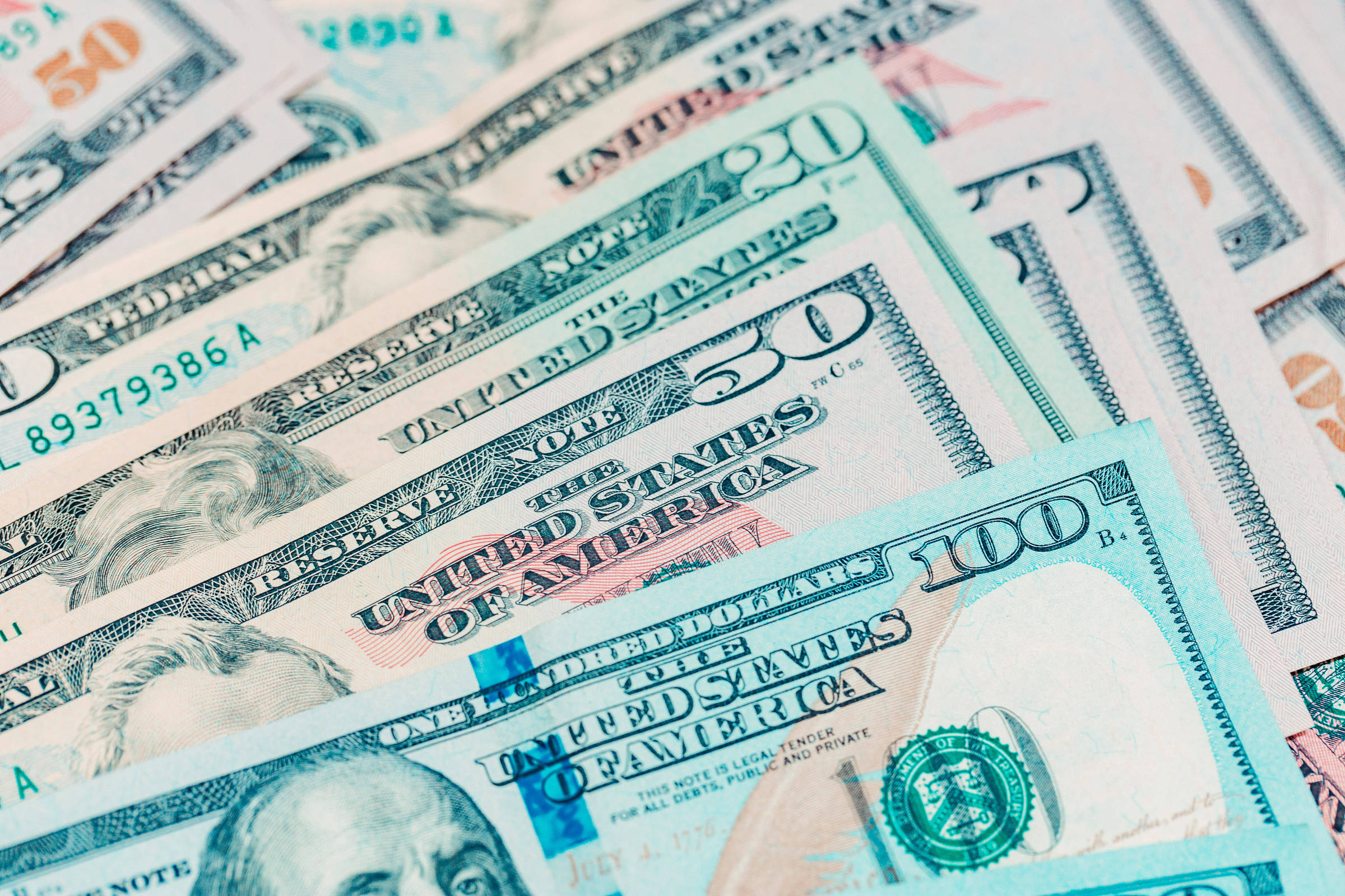 Dólar aprofunda queda após Datafolha sobre Lula e fecha abaixo de R$ 5,70 pela primeira vez em 3 meses
