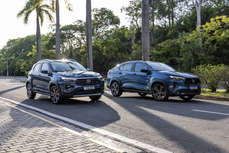 Fiat Pulse (à esq.) e Fiat Fastback lado a lado em movimento, ambos na versão Impetus T200 Hybrid Flex