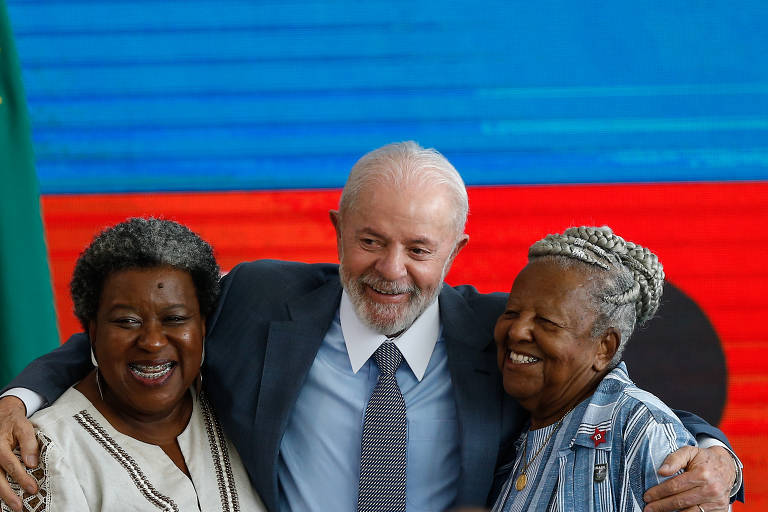 O presidente Lula em cerimônia de posse da nova ministra dos direitos humanos, Macaé Evaristo, no Palácio do Planalto