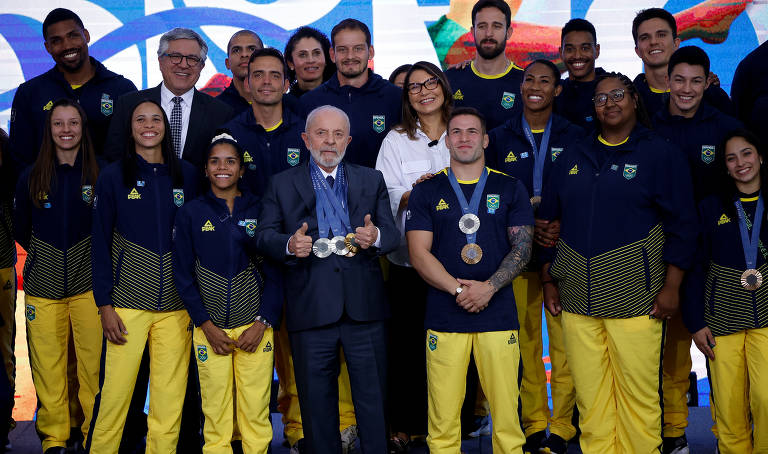 Lula, acompanhado da primeira dama Janja, recebe atletas olímpicos brasileiros beneficiários do Bolsa Atleta, para uma homenagem no Palácio do Planalto