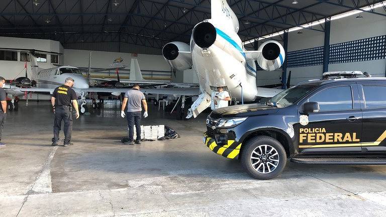 O Fórum também afirma que o PCC e o CV têm atuação transnacional; se toda a cocaína que passa pelo Brasil fosse exportada para a Europa, o faturamento das organizações criminosas seria da ordem de US$ 65,7 bilhões– cerca de 3% do PIB brasileiro em 2023