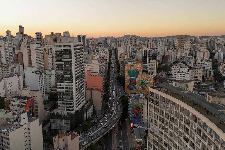 Carros em um viaduto em São Paulo