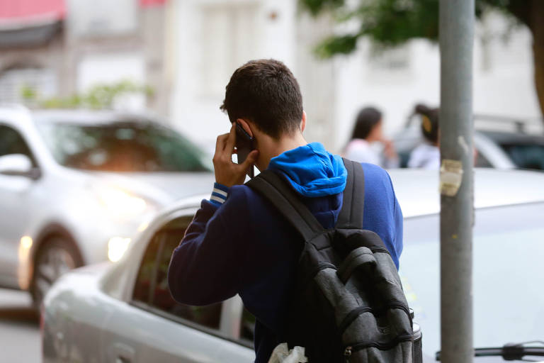 Em São Paulo, a proibição é válida tanto para as aulas, como para os momentos de recreio ou intervalos