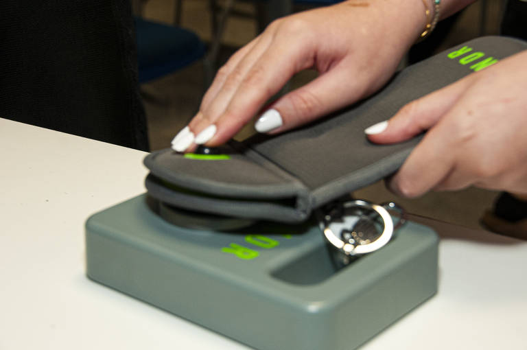 Dispositivo que desmagnetiza a trava da pochete Yondr, utilizada em escolas para trancar o celular dos alunos