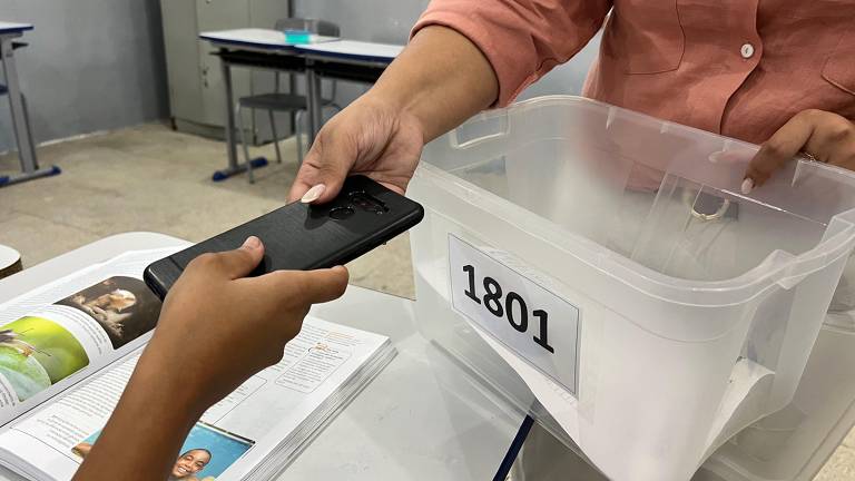 A proibição aos celulares em sala de aula, tema de projeto de lei que tramita na Câmara e apoiado pelo governo Lula (PT), e já é estabelecida por ao menos 16 redes estaduais de ensino pelo país