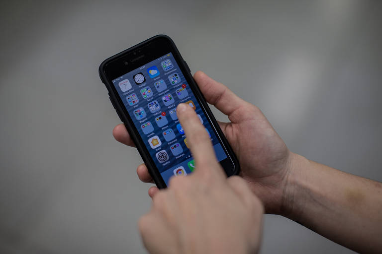 No Reino Unido, em 2024 alunos e pais foram surpreendidos com escolas que passaram a banir os aparelhos. A proibição não é uma política nacional, está partindo das próprias escolas, que reclamam do impacto negativo dos celulares