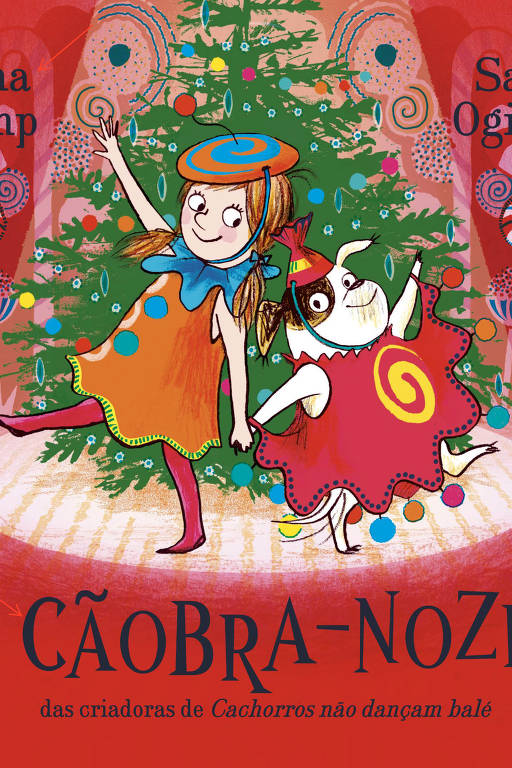 A capa do livro 'O Cãobra-nozes' apresenta uma ilustração colorida de uma menina e um cachorro. A menina, vestida com um vestido laranja e uma blusa azul, está dançando ao lado do cachorro, que usa um traje vermelho com um detalhe espiral amarelo. Ao fundo, há uma árvore de Natal decorada com enfeites coloridos. O título do livro está em destaque na parte inferior, e os nomes dos autores, Anna Kemp e Sara Ogilvie, estão dispostos nas laterais.