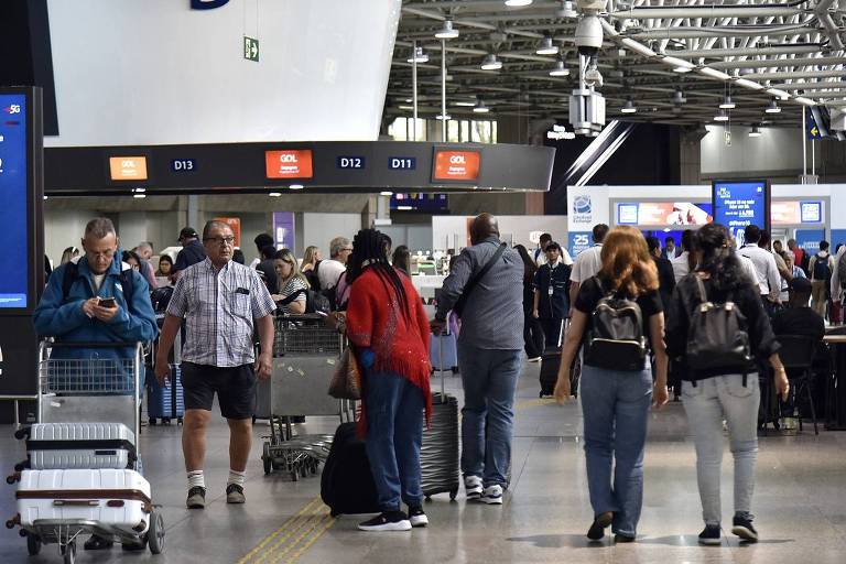 Imagem mostra passageiros caminhando no aeroporto internacional do Galeão, no Rio de Janeiro.