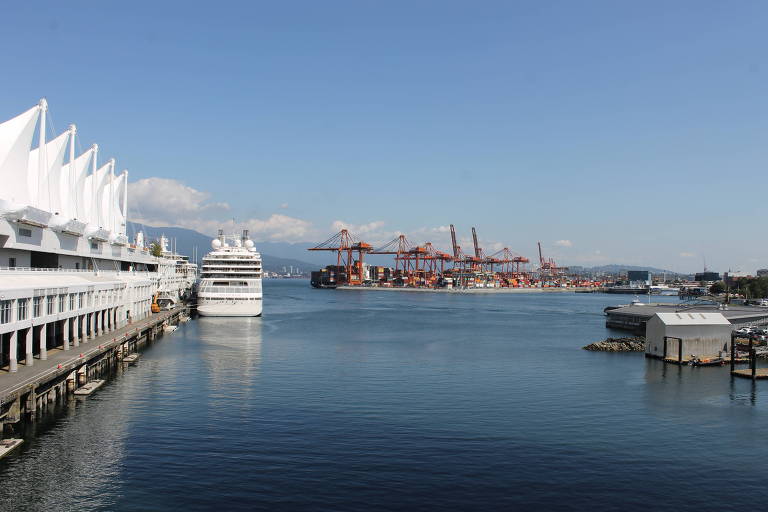 A longa extensão da marina apresenta uma vista das montanhas da região de Norte Vancouver