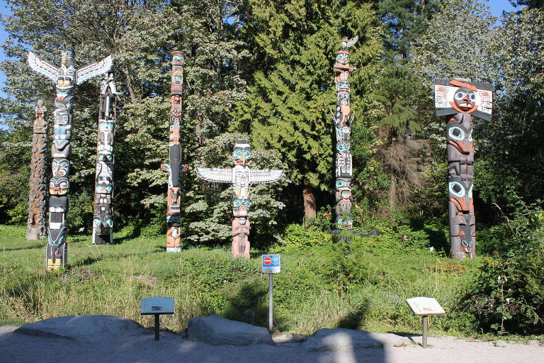 Os totens homeneageiam os povos indigenas da cidade e podem ser encontrados no Stanley Park