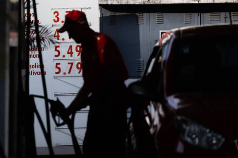 SÃO PAULO, SP, 01.03.2023 - Preço de posto de posto de gasolina reajustado nesta manhã, na avenida Sumaré, em Perdizes, zona oeste de São Paulo. (Foto: Danilo Verpa/Folhapress)