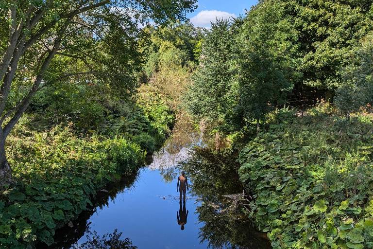 Passeio do rio em Edimburgo， capital da Escócia， com escultura de Antony Gormley