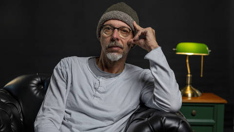 SÃO PAULO, SP, 14.10.2024 -  Retrato do cineasta José Padilha, no cenário de gravação da CasaFolha, na sede do jornal.  (Foto: Danilo Verpa/Folhapress)