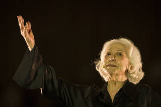 A atriz Fernanda Montenegro em apresentao no Ibirapuera, em So Paulo