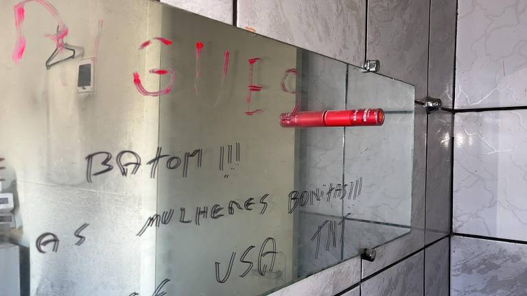 Detalhe de batom grudado no espelho da casa alugada por Francisco Wanderley Luiz. No espelho, mensagem pregando uso de TNT na estátua da Justiça em frente ao Supremo Tribunal Federal