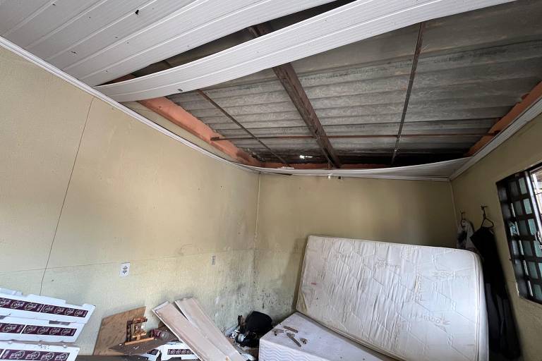 A casa onde foi realizada a busca, segundo relatos, é dividida em quatro kitnets para aluguel. Na imagem, teto danificado na casa alugada por Francisco Wanderley Luiz