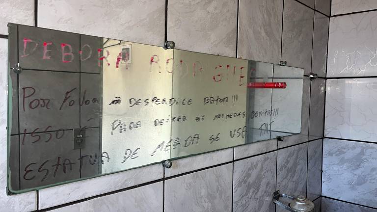 No banheiro da casa, autor de atentado deixou mensagem a pichadora do 8/1, Débora Rodrigues, escrita com batom vermelho, e chamou escultura no STF de 'estátua de merda'