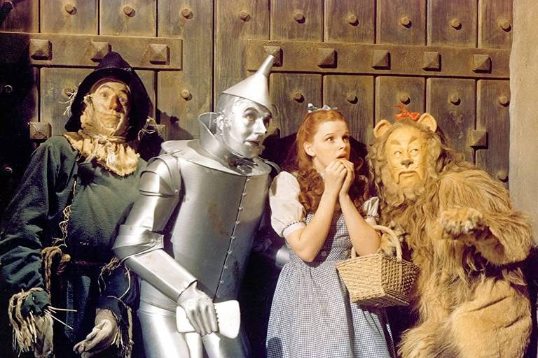 Cena do filme 'O Mágico de Oz' (1939), com Judy Garland, Ray Bolger, Jack Haley, e Bert Lahr 