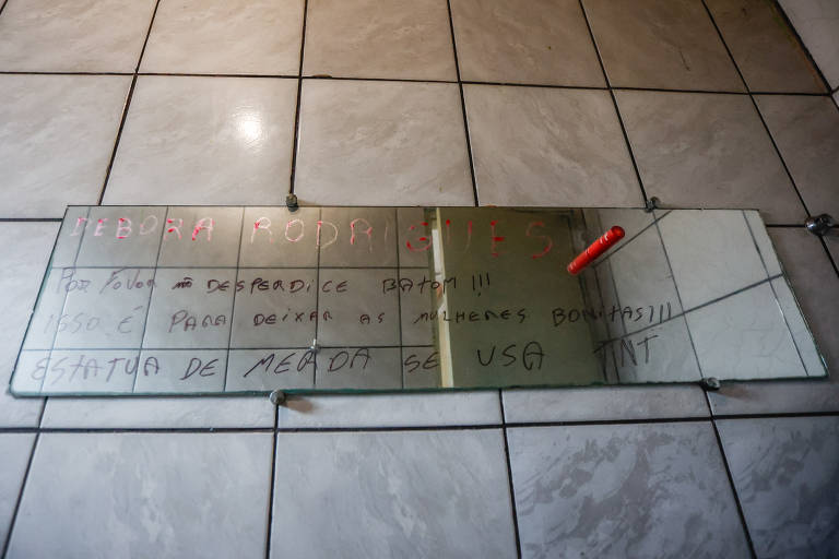 No apartamento, havia uma mensagem no espelho do banheiro, com o nome Débora Rodrigues e o seguinte texto: "Por favor, não desperdice batom! Isso é para deixar as mulheres bonitas. Estátua de merda se usa TNT"